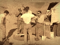 Tirados en el desierto. Aguilar a la derecha.