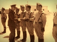 Archivo del Teniente CL Manuel Aguilar Belmonte.  El Aaiún. Aguilar (izq.) y dando la mano el Brigada Carvias.
