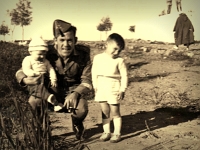 Archivo del Teniente CL Manuel Aguilar Belmonte.  Aguilar con los hijos de Chirri.