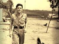 Archivo del Teniente CL Manuel Aguilar Belmonte.  Manuel Aguilar, paseando al perro.